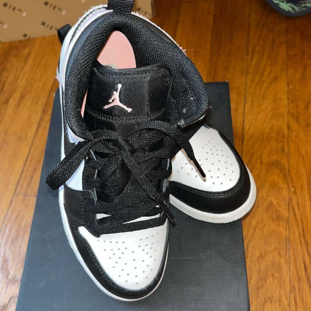 Kids Jordan’s size 2.5 excellent condition